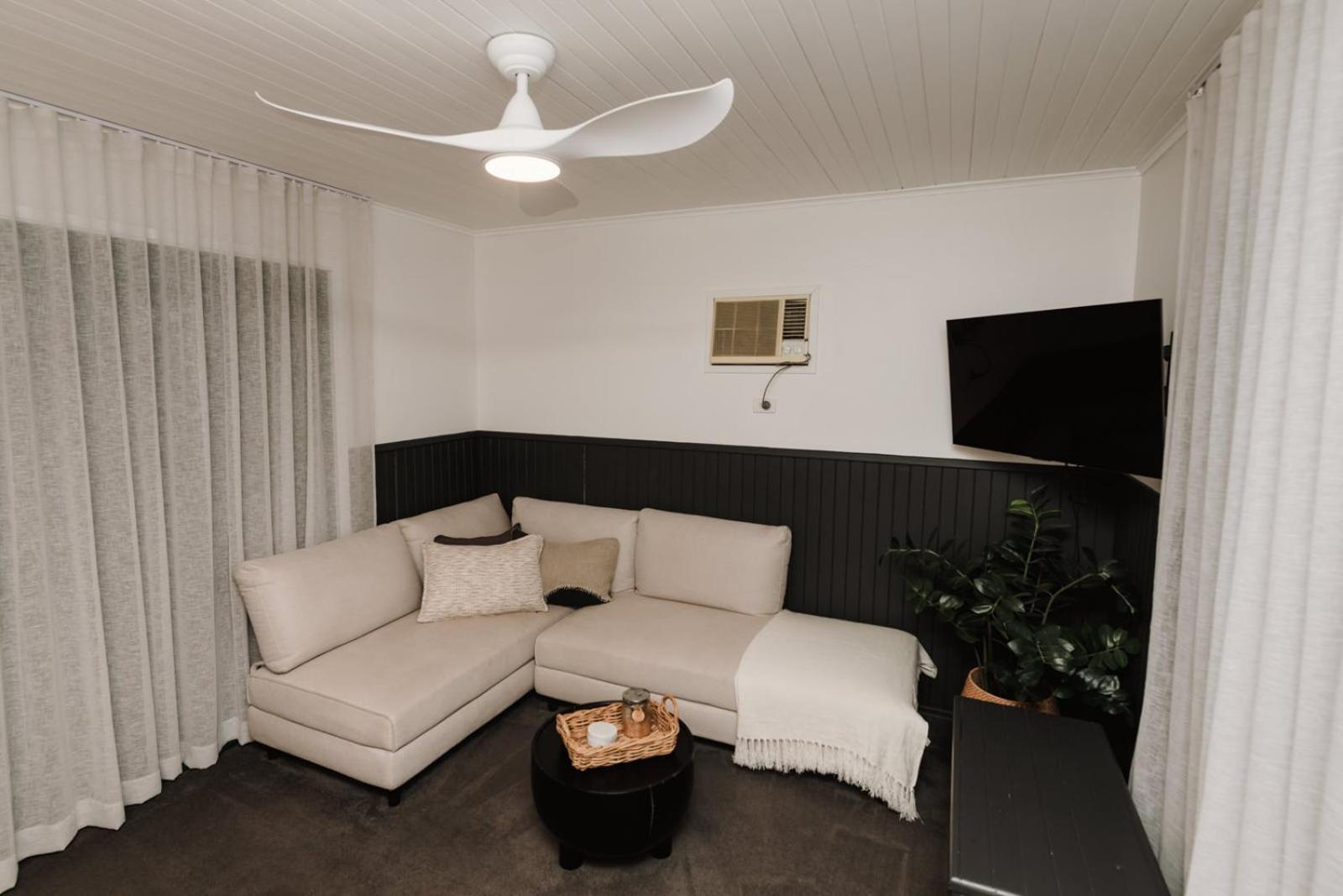 Cabins At Lovedale Wedding Chapel Extérieur photo